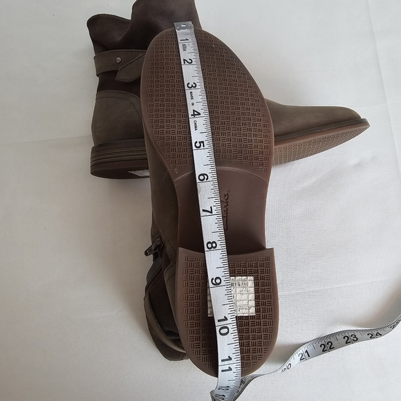 Clarks Collection Camzin Strap Ankle Boots Size 10W Taupe Leather Comfort Bootie - Picture 14 of 14